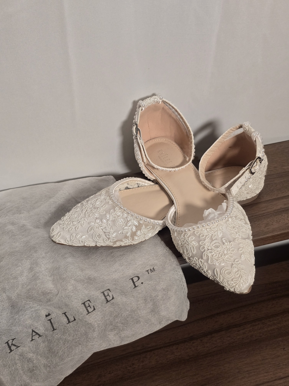 Kailee P. Lace & Pearl Pointed-Toe Bridal Flats in White Sz 6.5 Fits Like A 7
